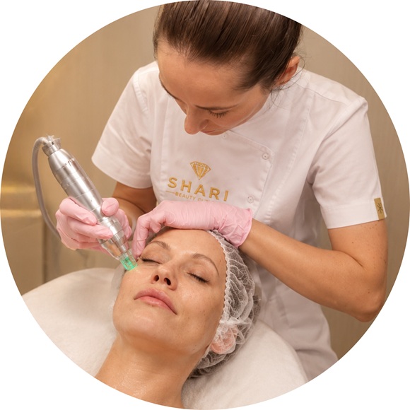 Radiofrekwencja mikroigłowa Kraków w SHARI Beauty Clinic - Anna wykonuje zabieg