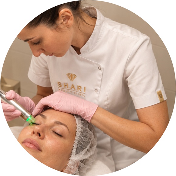 Radiofrekwencja mikroigłowa Kraków w SHARI Beauty Clinic - Anna wykonuje zabieg